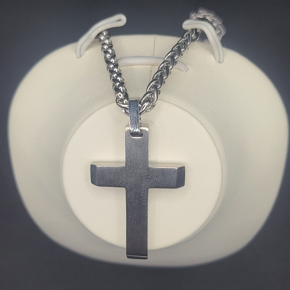 New 24" Heavy-duty 4mm stainless wheat chain with Beveled stainless steel cross. - Picture 2 of 3